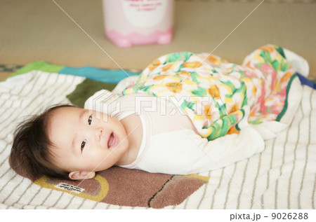 横になる赤ちゃん 9026288