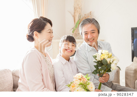 孫からお花をもらう老夫婦 孫からお花をもらう老夫婦 9028347