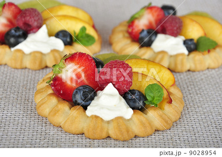 tarts with fruits 9028954