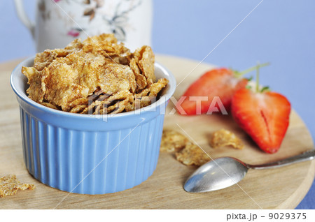 bran flakes cereal  with strawberry 9029375