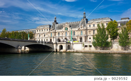 Louvre museum Louvre museum 9029592