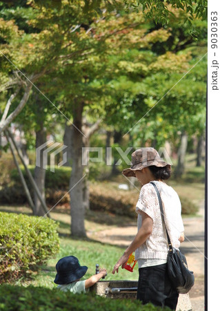 公園で水を汲む親子 9030363