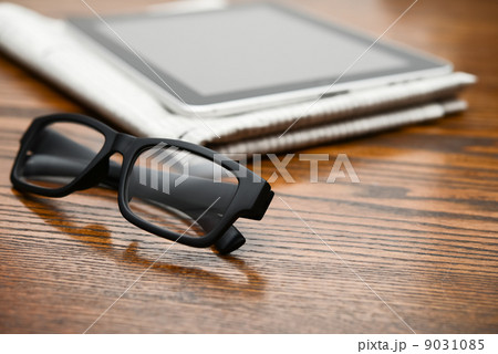 眼鏡とタブレット 9031085