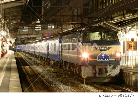 深夜の岡山駅に停車中の寝台特急「富士」 9031377