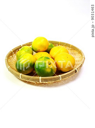 秋の味覚・色鮮やかな早生みかん・笊入り白バック縦位置 秋の味覚・色鮮やかな早生みかん・笊入り白バック縦位置 9031463