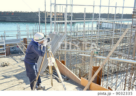 測量をする男性 測量をする男性 9032335