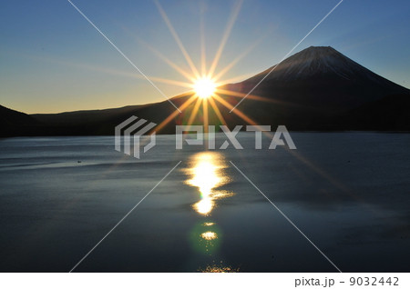 本栖湖日の出 9032442