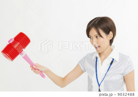 ハンマーを持つ女性 9032488