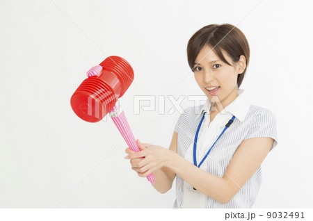 ハンマーを持つ女性 9032491