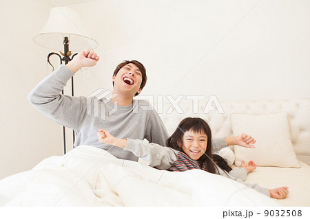 寝起きの親子 9032508