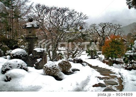 京都大原実光院の雪化粧風景 9034809