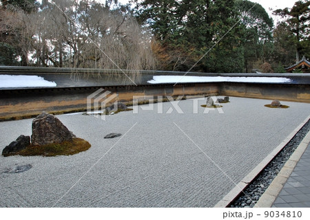 京都龍安寺雪化粧風景 9034810