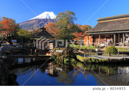 山里の風情漂う忍野八海と富士山 9034955
