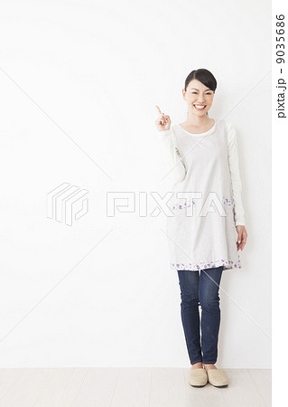 エプロンの女性 9035686