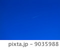 青空と飛行機雲 9035988