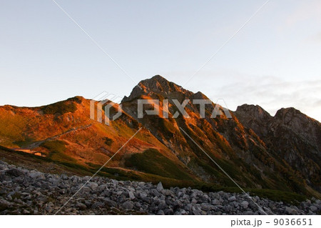 モルゲンロートの中の剱岳(前剱) 9036651