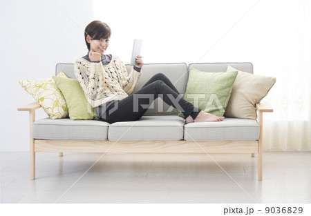 若い女性 タブレット ガッツポーズ 若い女性 タブレット ガッツポーズ 9036829