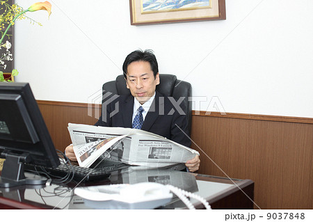 新聞を読む社長 9037848