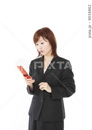 ガラケー使いのビジネスウーマン 9038862