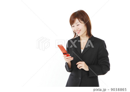 ガラケー使いのビジネスウーマン 9038865