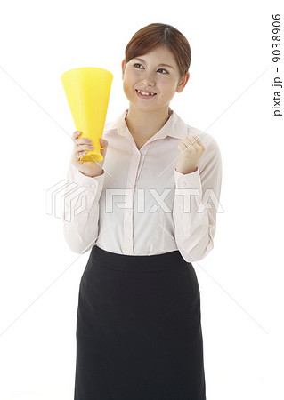 メガフォンをもつ女性 9038906