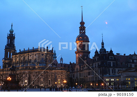 ドレスデン中央広場の夜景　ドイツの古都 9039150