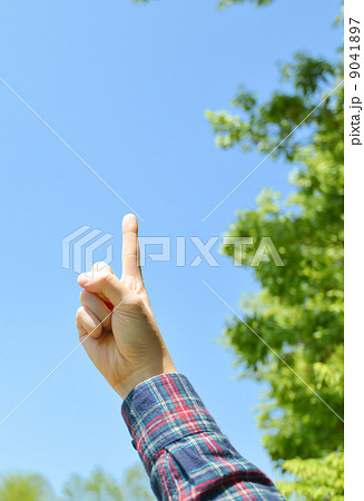 指を立てる男性 9041897