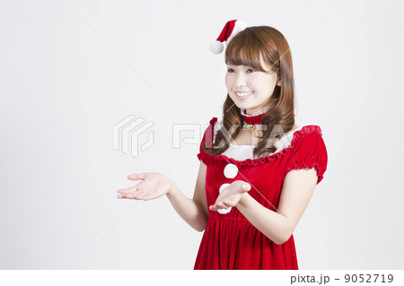 サンタクロース姿の若い女性 9052719