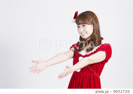 サンタクロース姿の若い女性 9052720