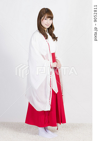 巫女姿の若い女性 9052811