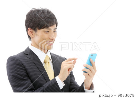 スマートフォンを使うビジネスマン 9053079