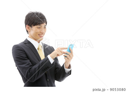 スマートフォンを使うビジネスマン 9053080