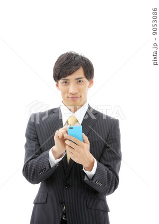 スマートフォンを使うビジネスマン 9053086