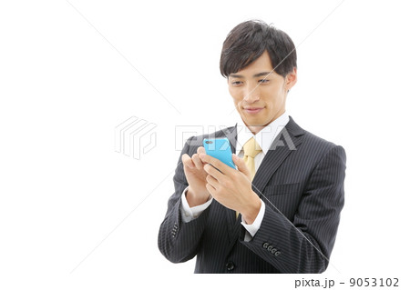 スマートフォンを使うビジネスマン 9053102