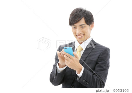 スマートフォンを使うビジネスマン 9053103