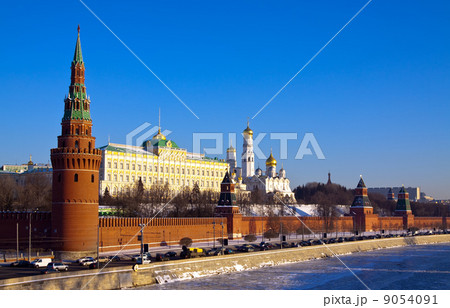 Moscow Kremlin  and   Moskva River in winter 9054091