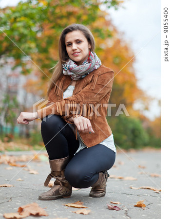 girl in autumn park 9055400