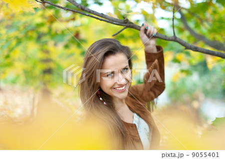 girl at autumn park 9055401