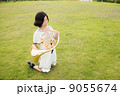 ホルン奏者イメージ（演奏、吹く、芝生） 9055674