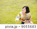 ホルン奏者イメージ（見上げる、芝生） 9055683
