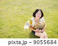 ホルン奏者イメージ（見上げる、芝生） 9055684