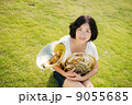 ホルン奏者イメージ（見上げる、芝生） 9055685