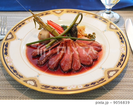 鴨のロースト 赤ワインソース 9056839