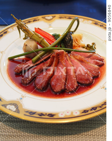 鴨のロースト 赤ワインソース 9056840