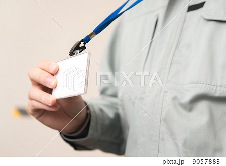 証明証を見せる男性 証明証を見せる男性 9057883