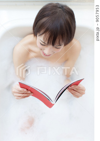 お風呂で本を読む女性 9057953