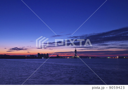 秋田港の夜明け 9059423