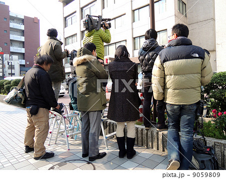 待ち構える取材陣 9059809
