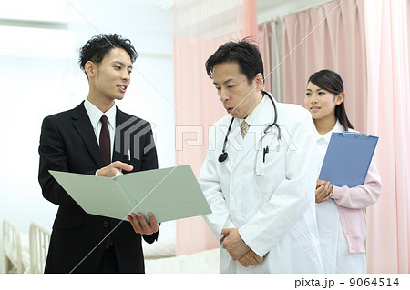 新薬の説明をするＭＲ 9064514