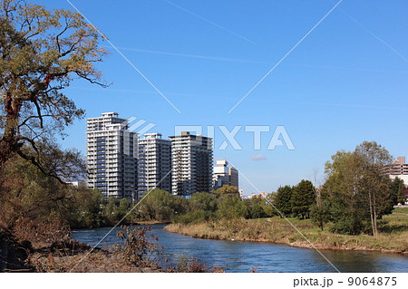 晩秋の北上川と盛岡駅周辺の市街地 9064875